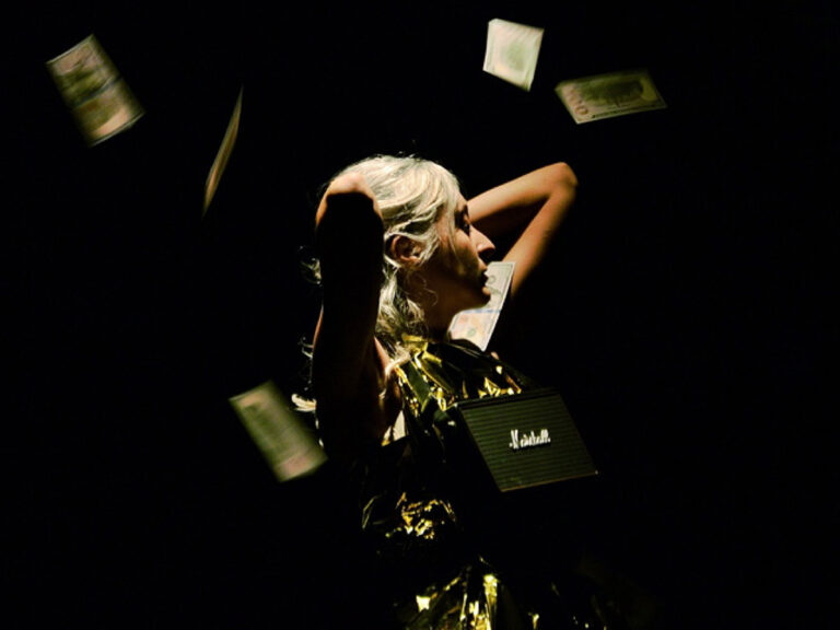 KOURTNEY-KARDASHIAN-02