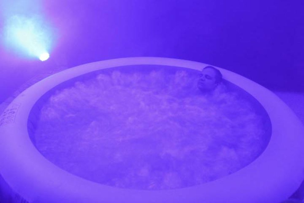 El Teatro Principal de Zamora sustituye la butaca por un jacuzzi para "Bautismo", una experiencia escénica inmersiva, personal y evocadora.MARIAM A. MONTEISNOS